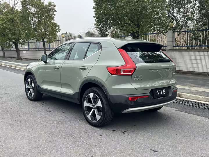 Фото 8 - Volvo XC40