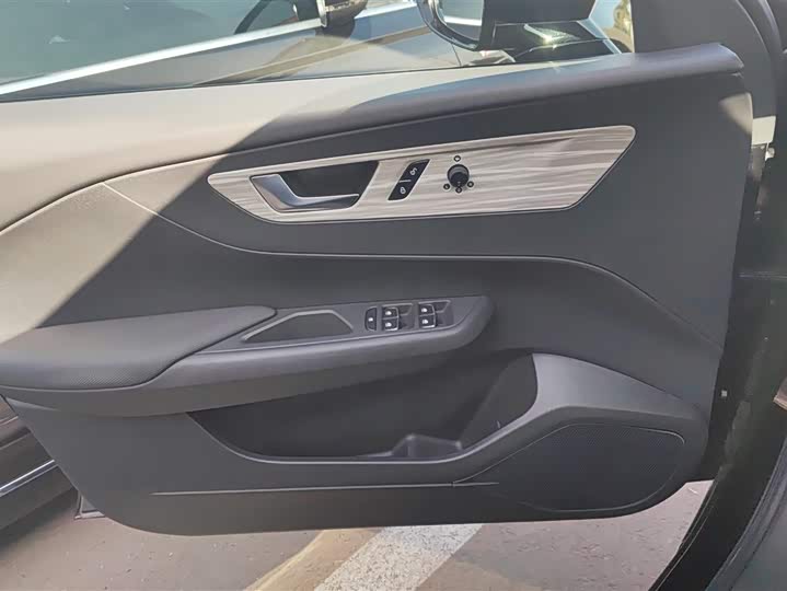 Photo 7 - Hongqi E-QM5