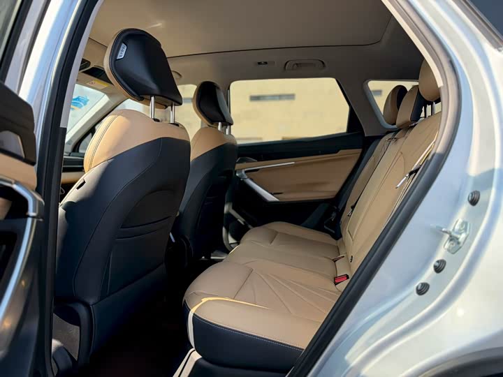 Фото 6 - Geely Atlas L