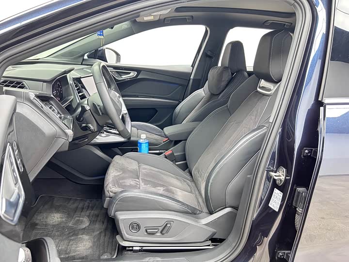 Photo 6 - Audi Q4 e-tron