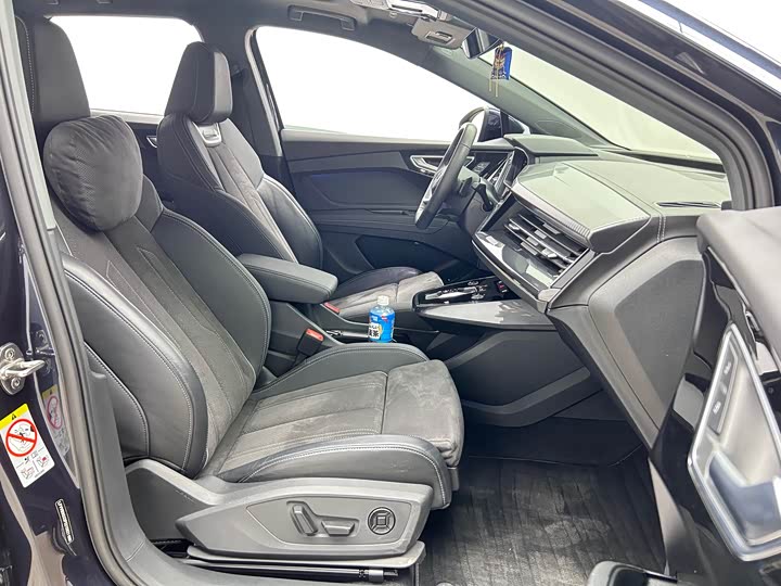 Photo 8 - Audi Q4 e-tron