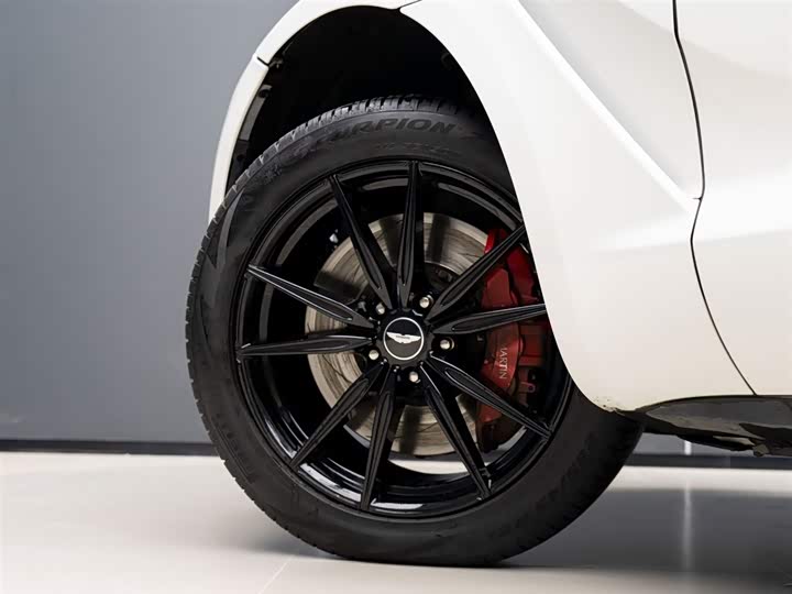 Photo 4 - Aston Martin DBX