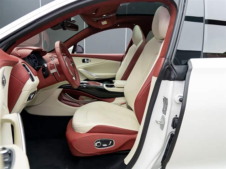 Photo 7 - Aston Martin DBX