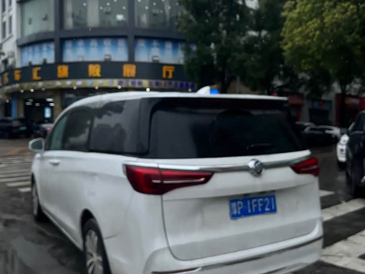 Photo 8 - Buick GL8 ES