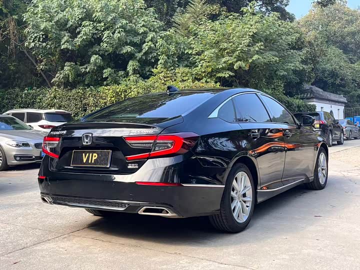 Фото 9 - Honda Accord