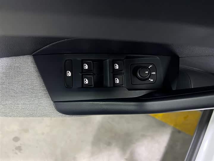 Фото 9 - Volkswagen Tharu