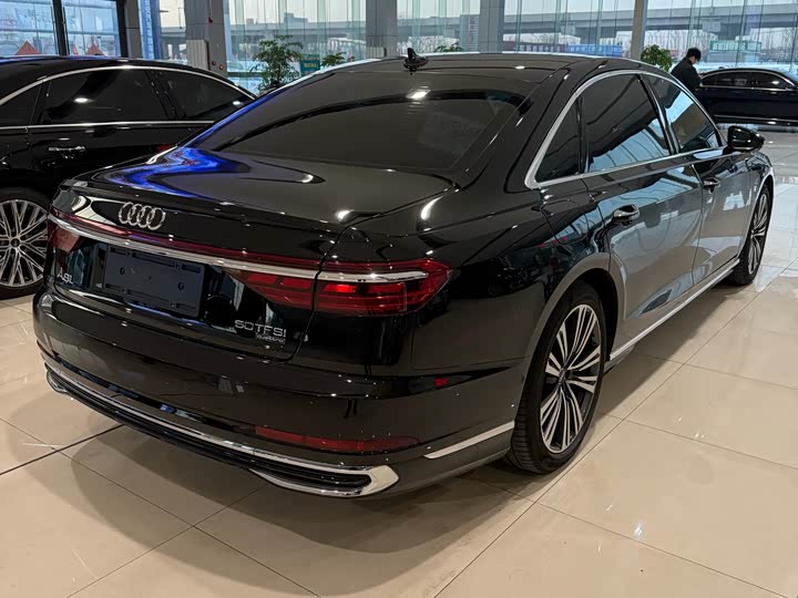 Фото 3 - Audi A8
