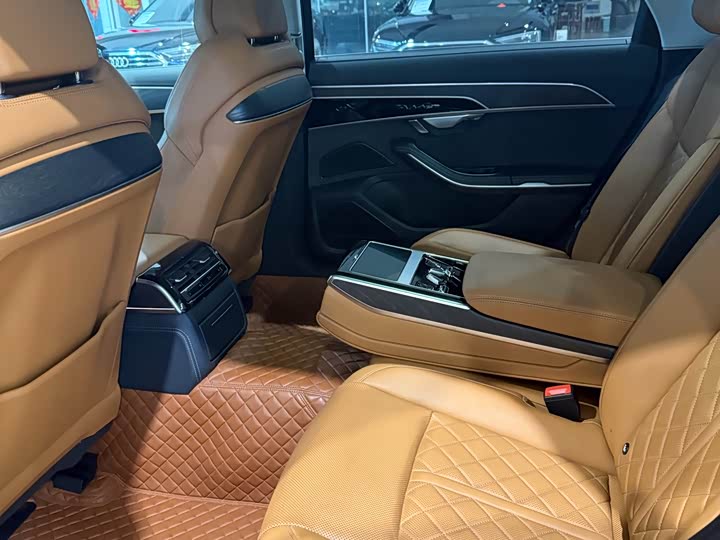 Фото 7 - Audi A8