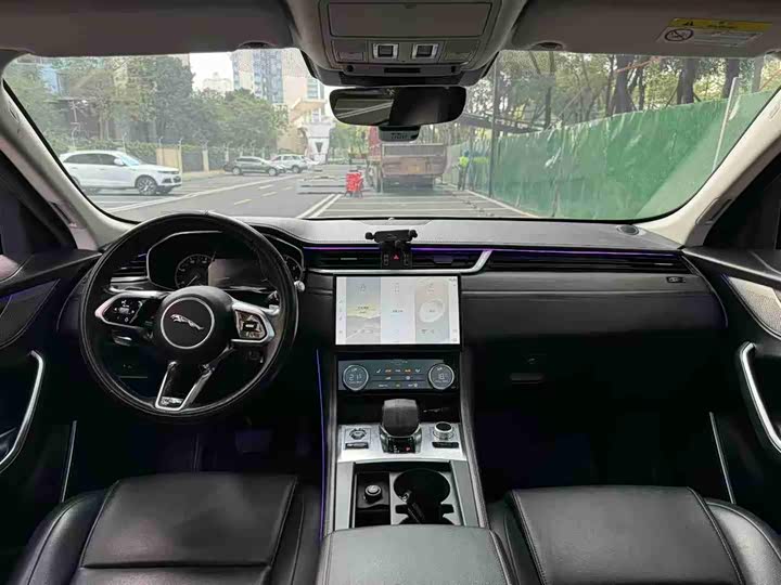 Фото 8 - Jaguar F-Pace