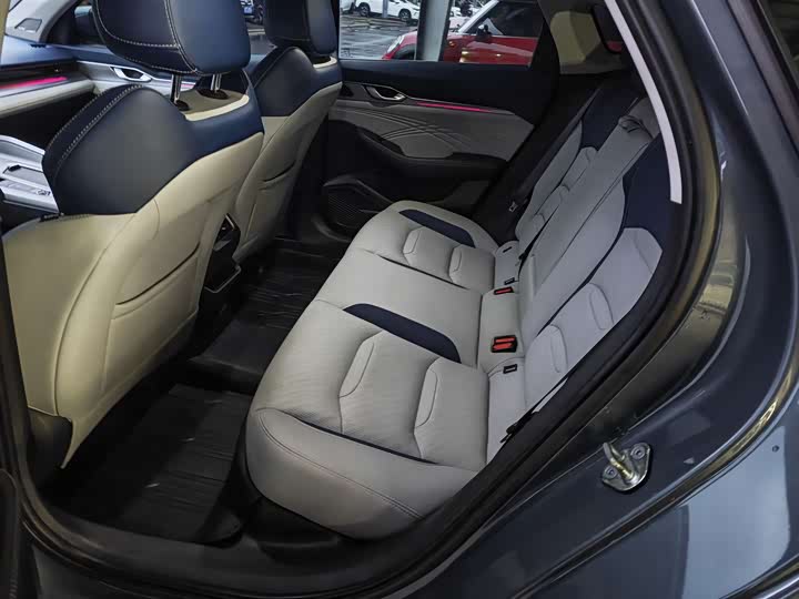 Фото 6 - Geely Preface