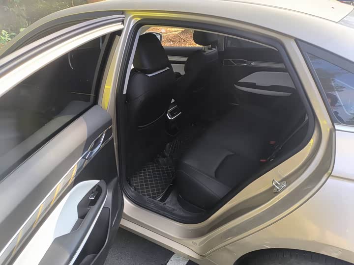 Фото 6 - Geely Emgrand L