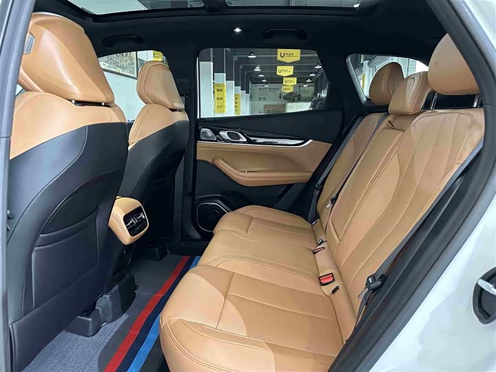 Фото 5 - Geely Atlas L