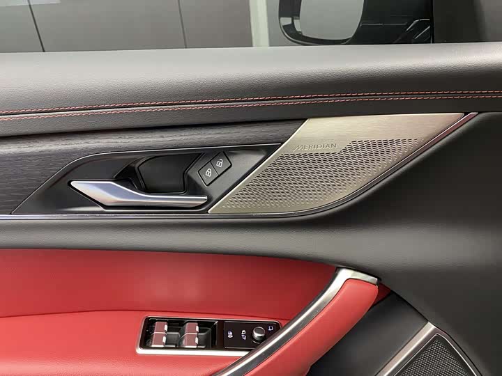 Фото 4 - Jaguar XF L