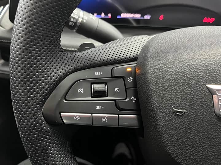 Фото 8 - Cadillac XT4