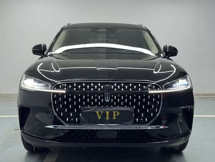 Фото 2 - Lincoln Corsair