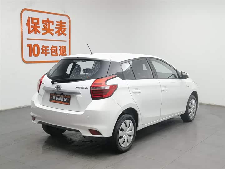 Photo 2 - Toyota Yaris L Hatchback
