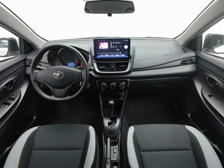 Photo 5 - Toyota Yaris L Hatchback