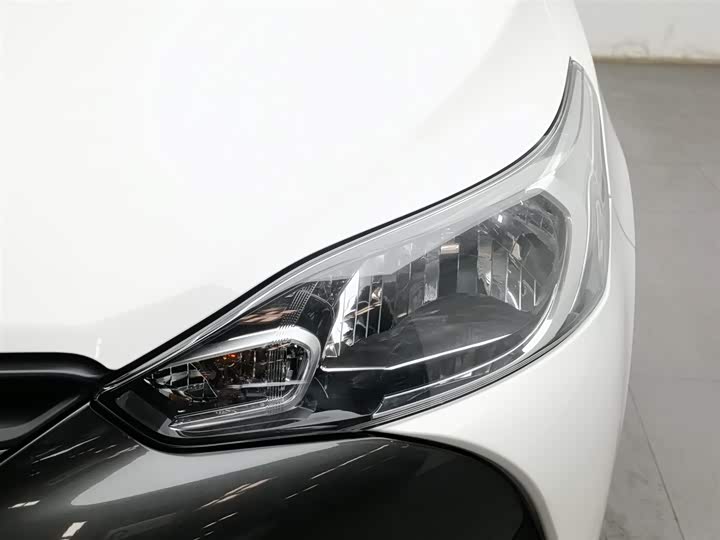 Photo 7 - Toyota Yaris L Hatchback