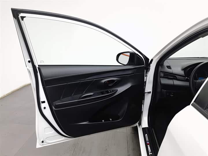 Photo 8 - Toyota Yaris L Hatchback