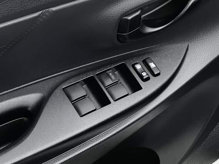 Photo 9 - Toyota Yaris L Hatchback