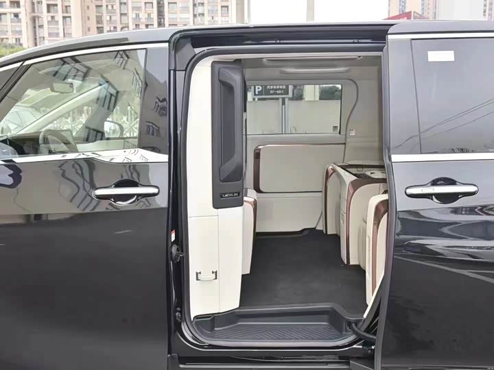 Фото 4 - Lexus LM