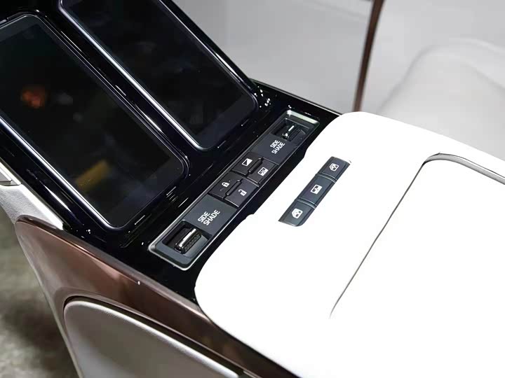 Фото 9 - Lexus LM