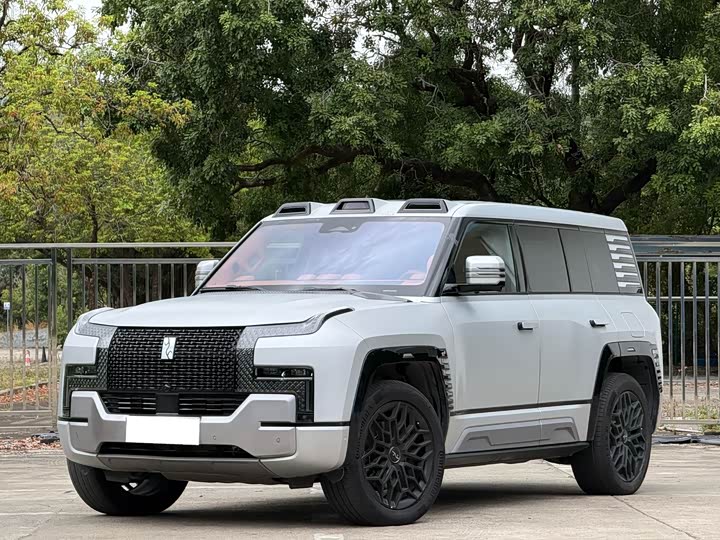 Photo 2 - BYD Yangwang U8