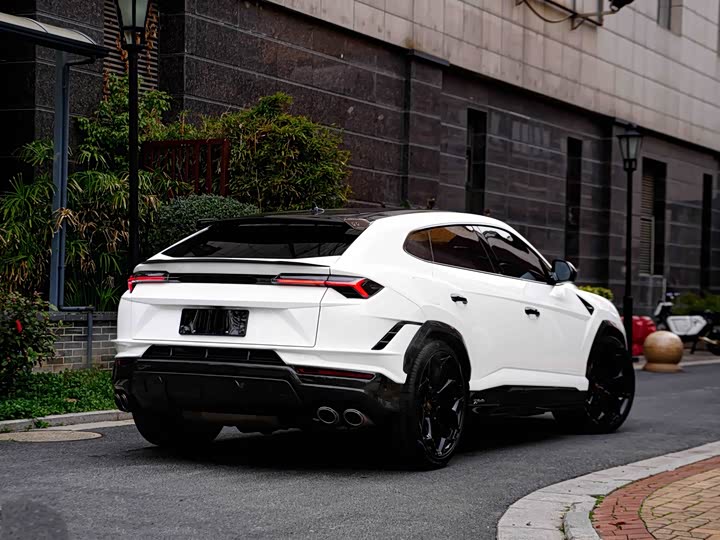 Фото 3 - Lamborghini Urus