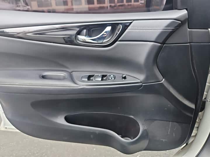 Фото 7 - Nissan Tiida