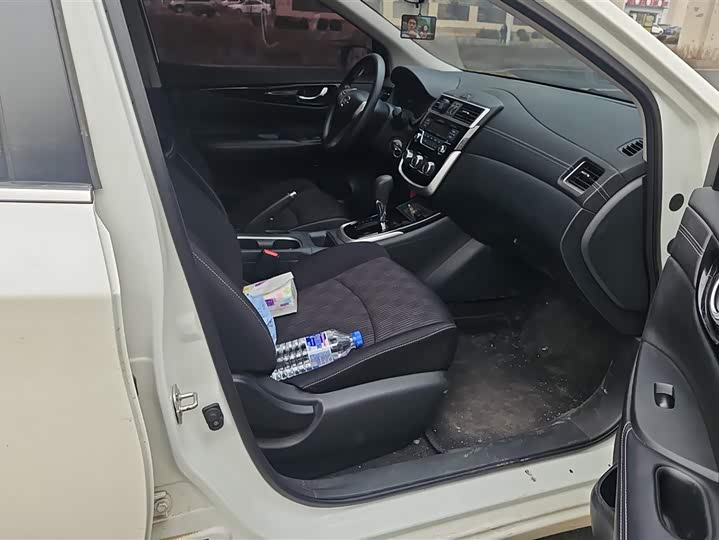 Фото 8 - Nissan Tiida