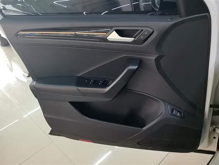 Фото 7 - Volkswagen T-Roc