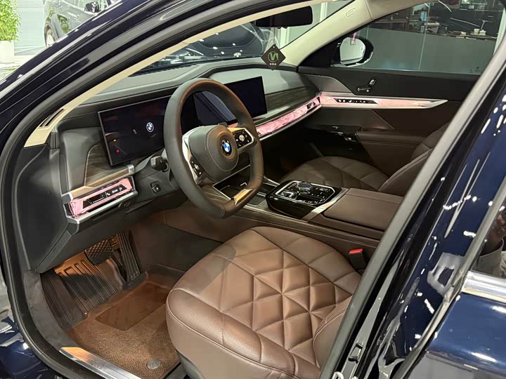 Photo 4 - BMW 7 Series