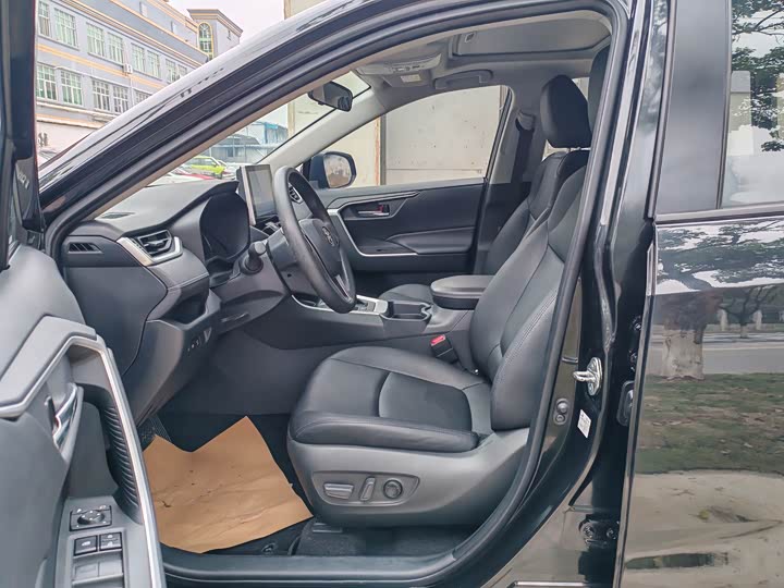 Фото 4 - Toyota RAV4