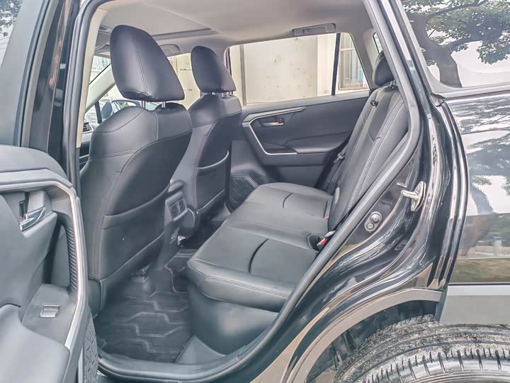 Фото 8 - Toyota RAV4