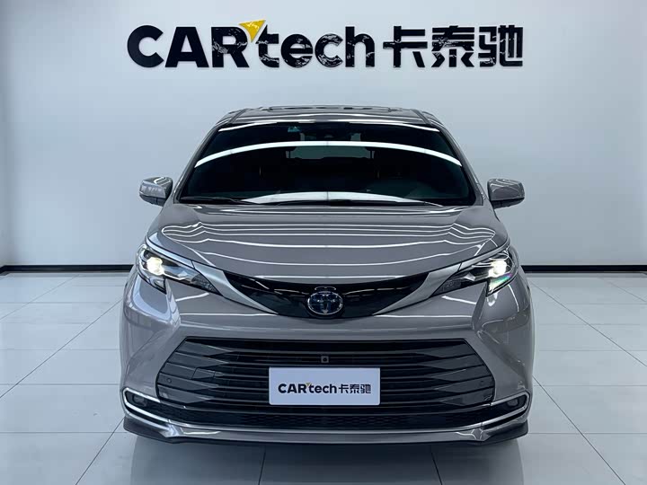 Photo 2 - Toyota Sienna