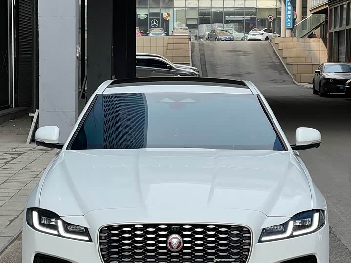 Фото 2 - Jaguar XF L