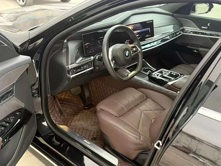 Фото 4 - BMW 7 Series