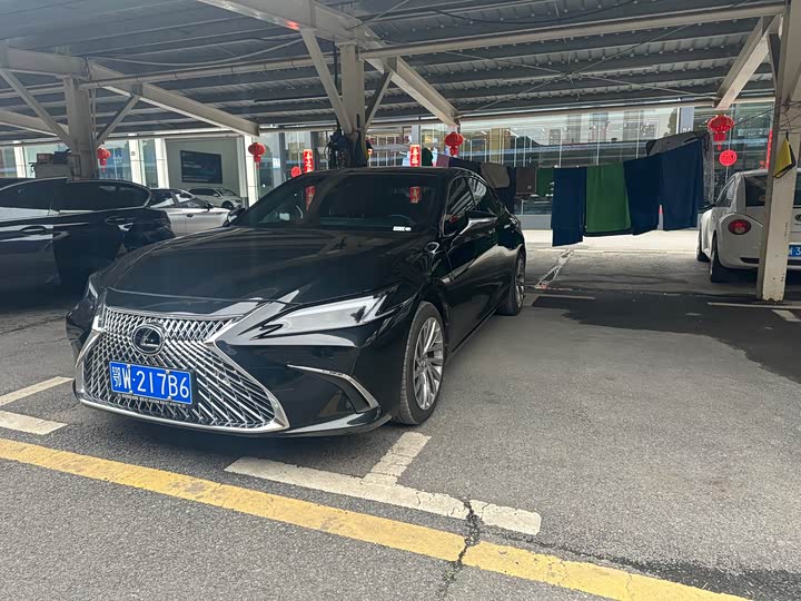 Фото 1 - Lexus ES