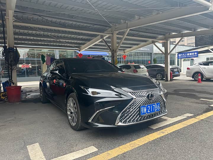 Фото 3 - Lexus ES