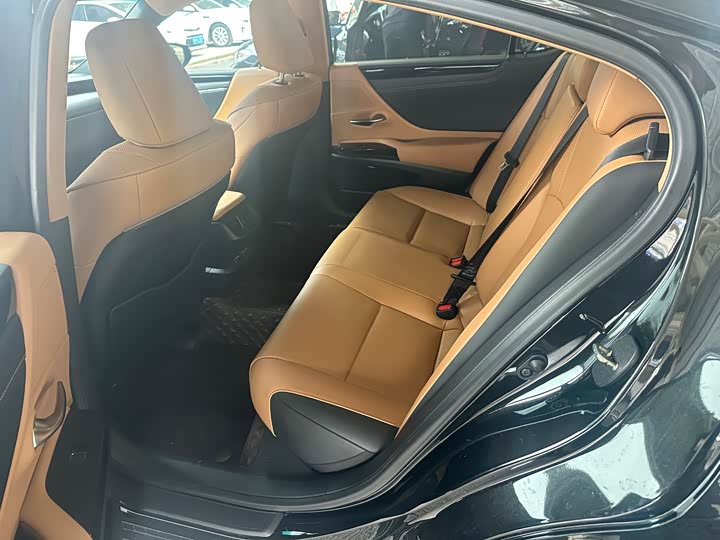 Фото 5 - Lexus ES