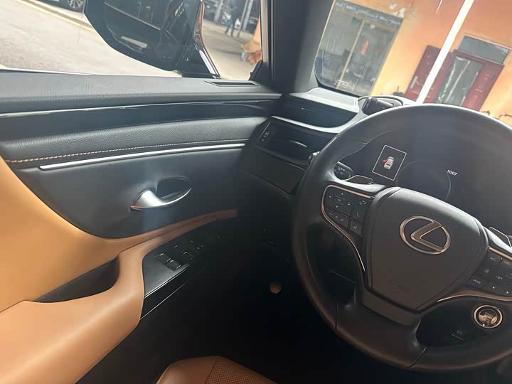 Фото 8 - Lexus ES