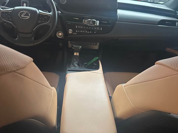 Фото 9 - Lexus ES