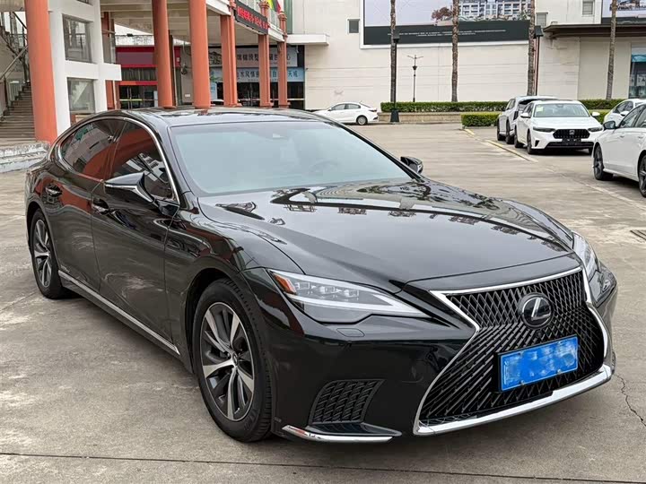 Фото 6 - Lexus LS