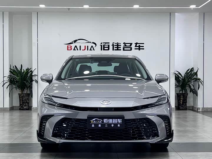 Фото 2 - Toyota Camry