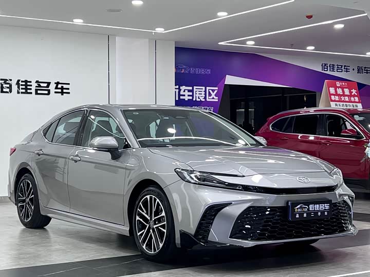 Фото 3 - Toyota Camry