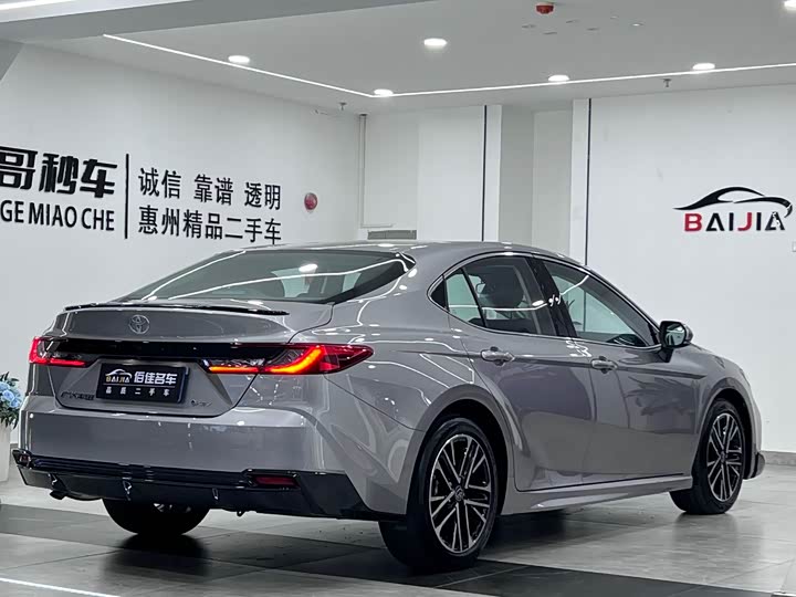 Фото 5 - Toyota Camry