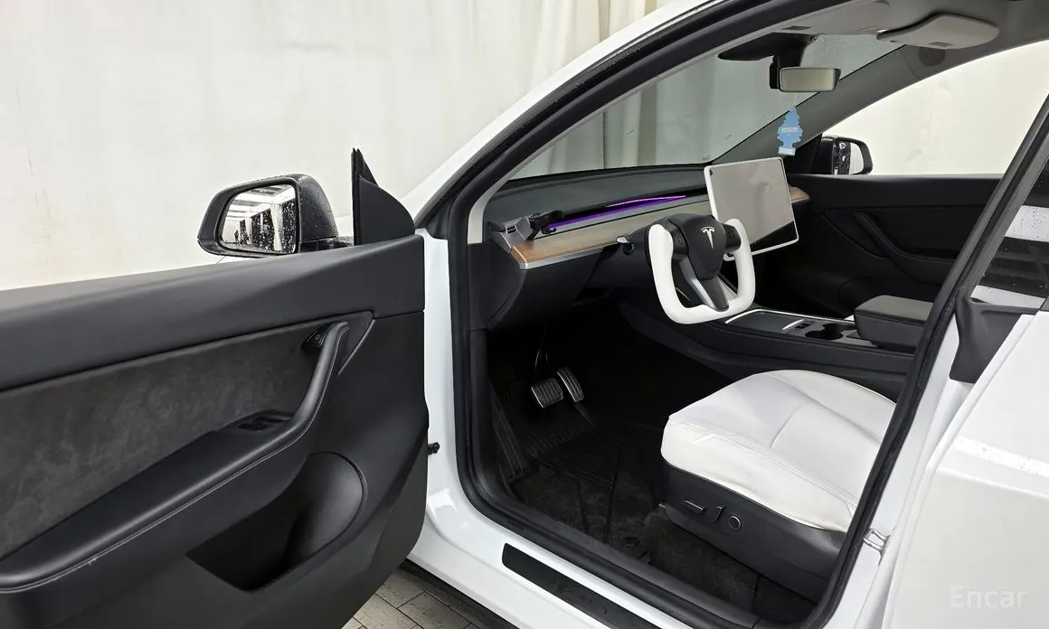 Photo 10 - Tesla Model Y