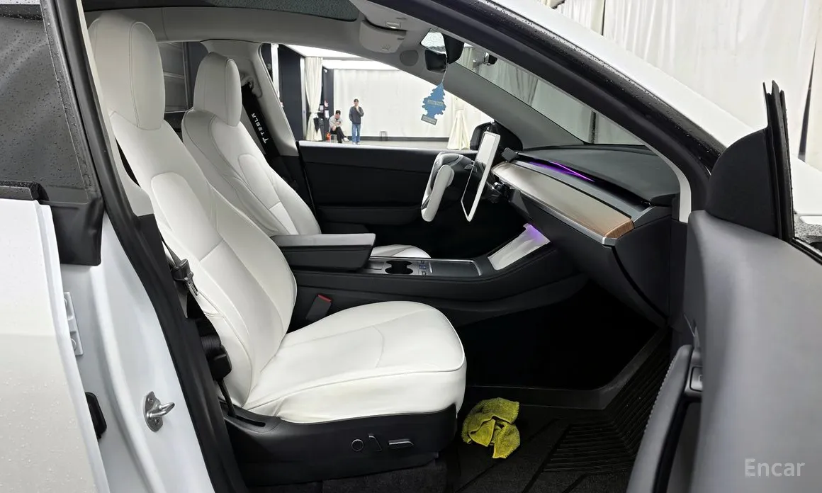 Photo 11 - Tesla Model Y