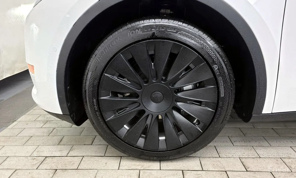 Photo 5 - Tesla Model Y