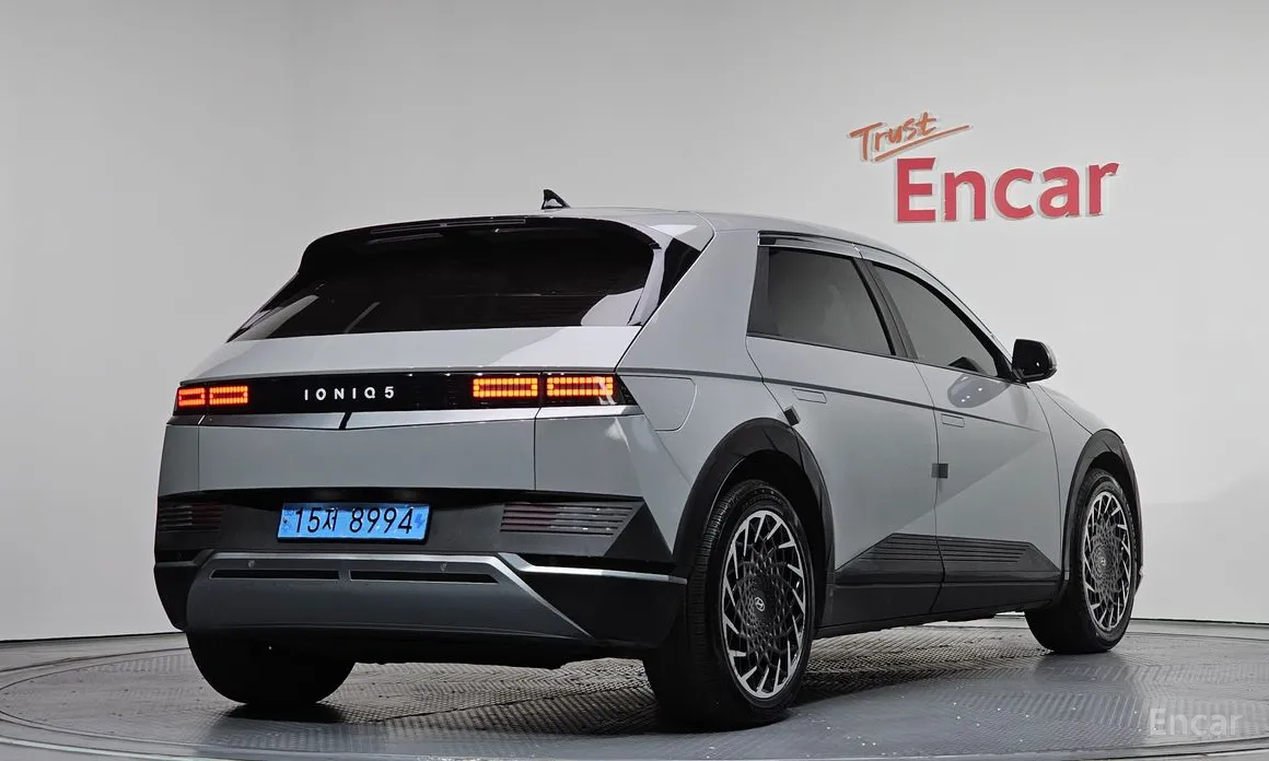 Photo 2 - Hyundai Ioniq 5